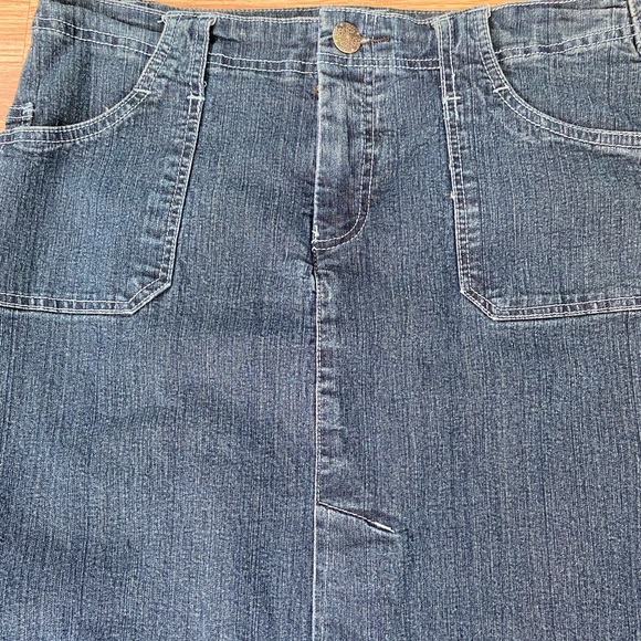 🌷3/$25🌷 Denim skirt - Picture 3 of 4